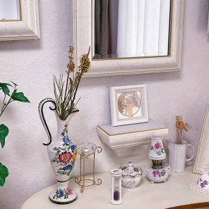 壁掛け仏壇「鏡壇ミラリエ」に今日（1/27）の誕生花の「グレビレアスパイダー（忍木）」を飾ってみました。
