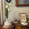 壁掛け仏壇「鏡壇ミラリエ」に今日（2/2）の誕生花の「白いフリージア（香雪蘭）」を飾ってみました。