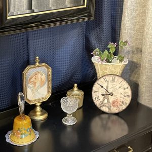 壁掛け仏壇「鏡壇ミラリエ」に今日（2/8）の誕生花の「ホトケノザ（仏の座）」を飾ってみました。