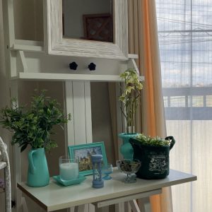 壁掛け仏壇「鏡壇ミラリエ」に今日（4/28）の誕生花の「アミガサユリ（編笠百合）」 を飾ってみました。