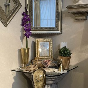 壁掛け仏壇「鏡壇ミラリエ」に今日（6/24）の誕生花の「紫のグラジオラス（唐菖蒲）」 を飾ってみました。