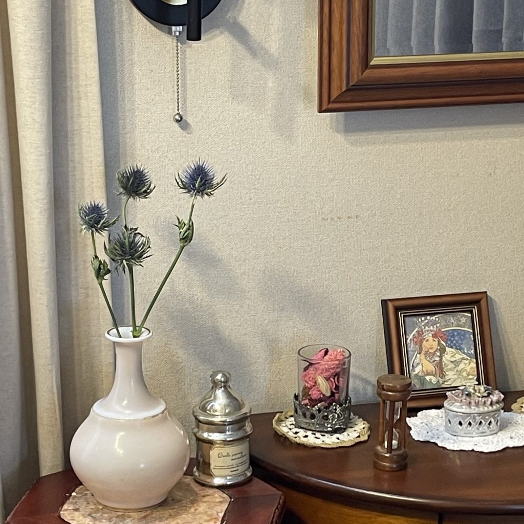 壁掛け仏壇「鏡壇ミラリエ」に今日（8/15）の誕生花の「エリンジウム（松毬薊）」 を飾ってみました。