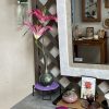 壁掛け仏壇「鏡壇ミラリエ」に今日（8/1）の誕生花の「スターゲイザー（オリエンタルハイブリッドリリー／百合）」 を飾ってみました。