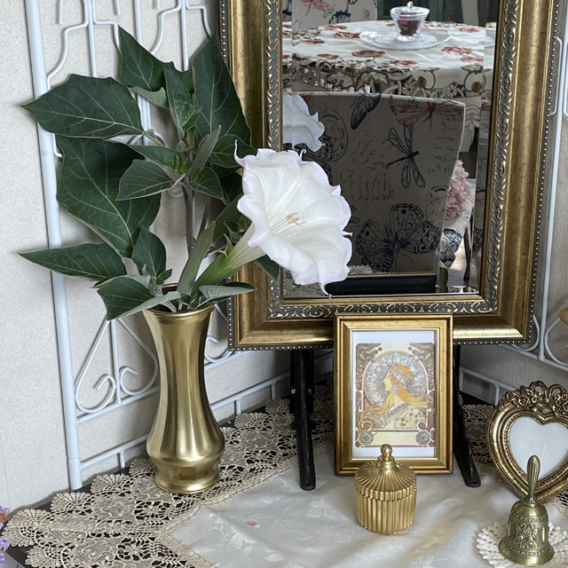 壁掛け仏壇「鏡壇ミラリエ」に今日（8/9）の誕生花の「ダチュラ（朝鮮朝顔）」 を飾ってみました。