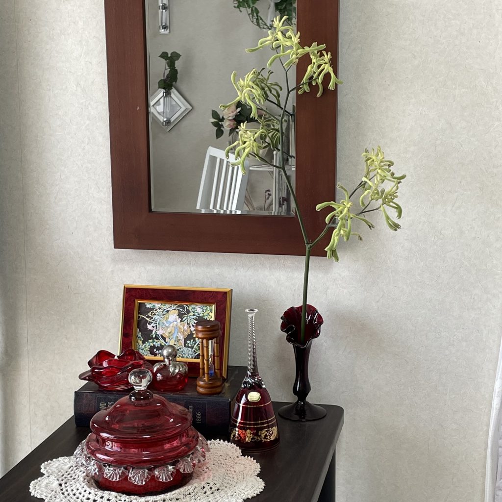 壁掛け仏壇「鏡壇ミラリエ」に今日（8/13）の誕生花の「緑のカンガルーポー（アニゴサントス）」 を飾ってみました。