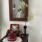 壁掛け仏壇「鏡壇ミラリエ」に今日（8/13）の誕生花の「緑のカンガルーポー（アニゴサントス）」 を飾ってみました。