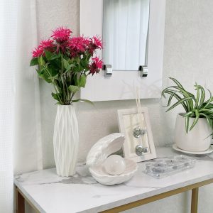 壁掛け仏壇「鏡壇ミラリエ」に今日（8/14）の誕生花の「ベルガモット（矢車薄荷）」 を飾ってみました。