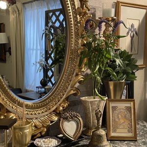 壁掛け仏壇「鏡壇ミラリエ」に今日（9/16）の誕生花の「ベロニカ（瑠璃虎の尾）」 を飾ってみました。